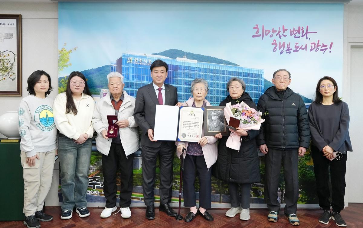 광주시, 6&middot;25전쟁 참전 故 최갑용 소위 유가족에 화랑무공훈장 전수 (2).jpg