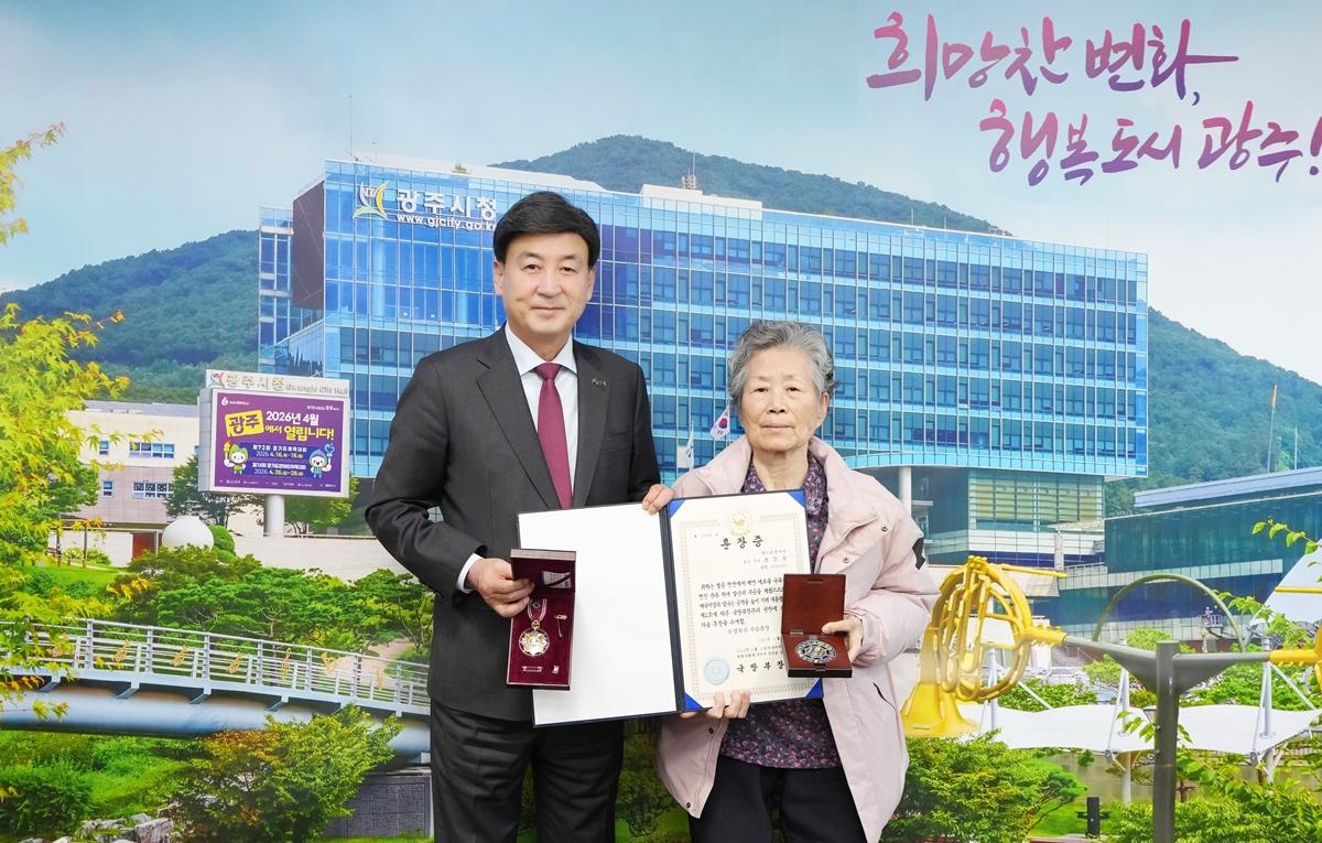 광주시, 6&middot;25전쟁 참전 故 최갑용 소위 유가족에 화랑무공훈장 전수 (1).jpg